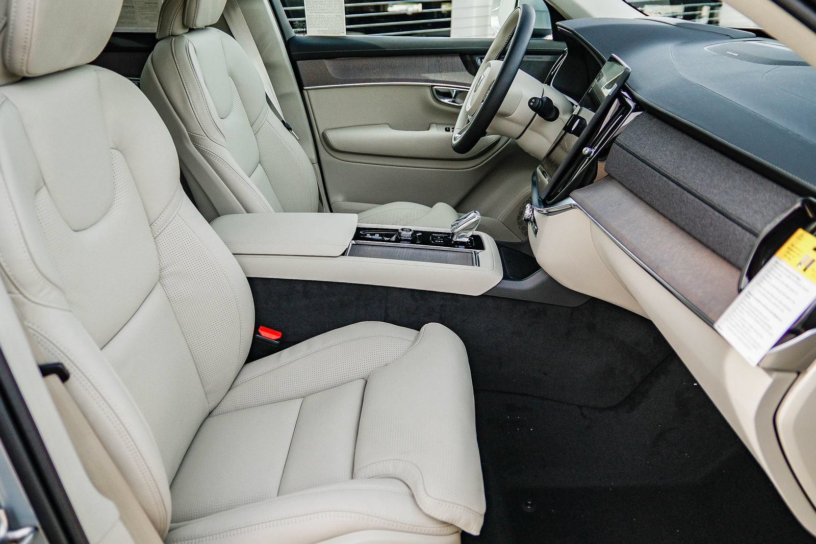 New 2026 Volvo XC90 T8 Ultra w/ Protection Package Premier AWD/4WD image 17