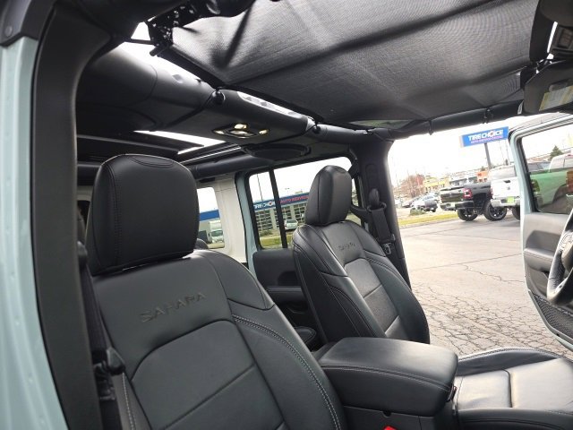 Used 2023 Jeep Wrangler Unlimited Sahara w/ Cold Weather Group image 38