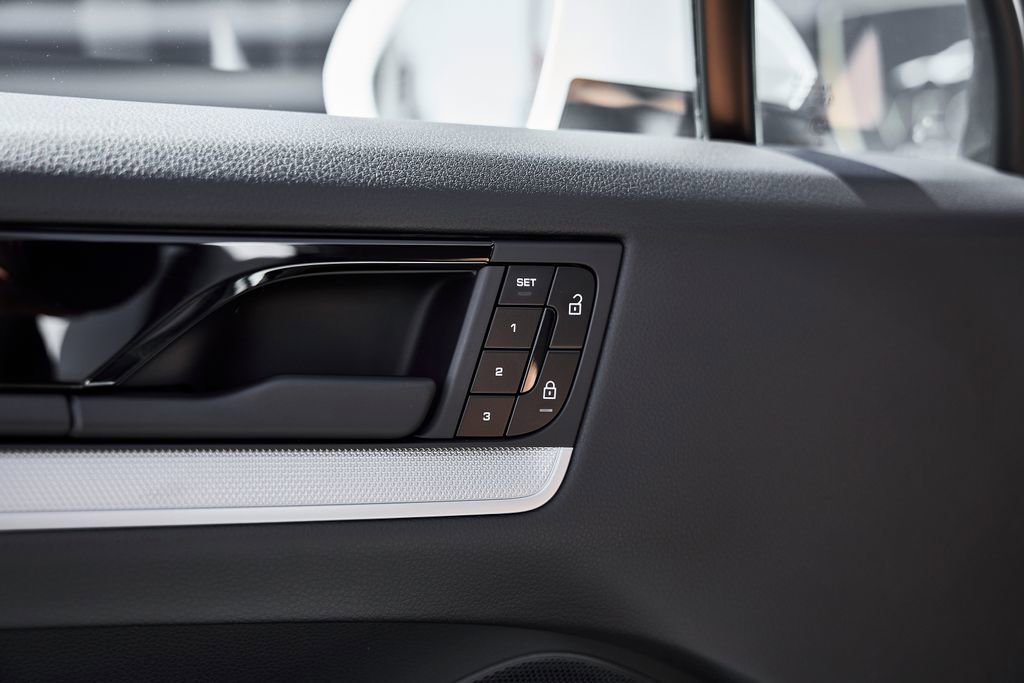 Used 2025 Porsche Cayenne image 31