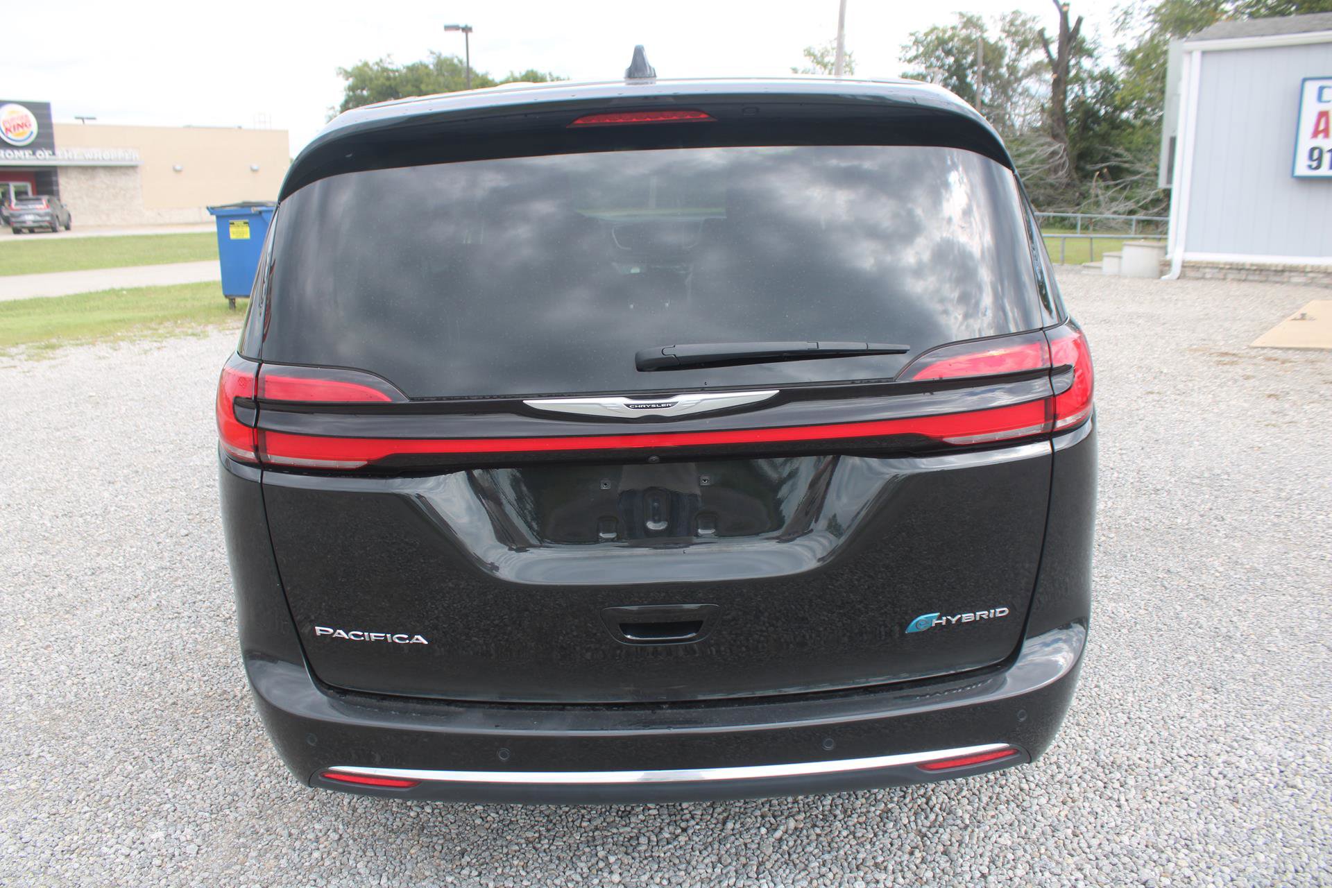 Used 2023 Chrysler Pacifica Touring-L image 6