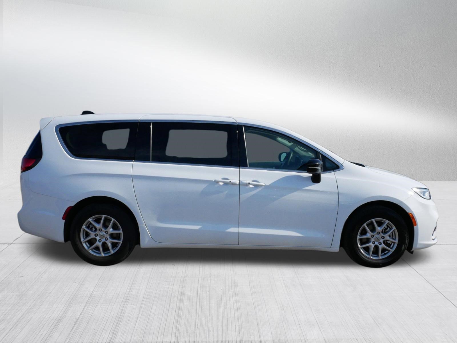 Used 2024 Chrysler Pacifica Touring-L image 8