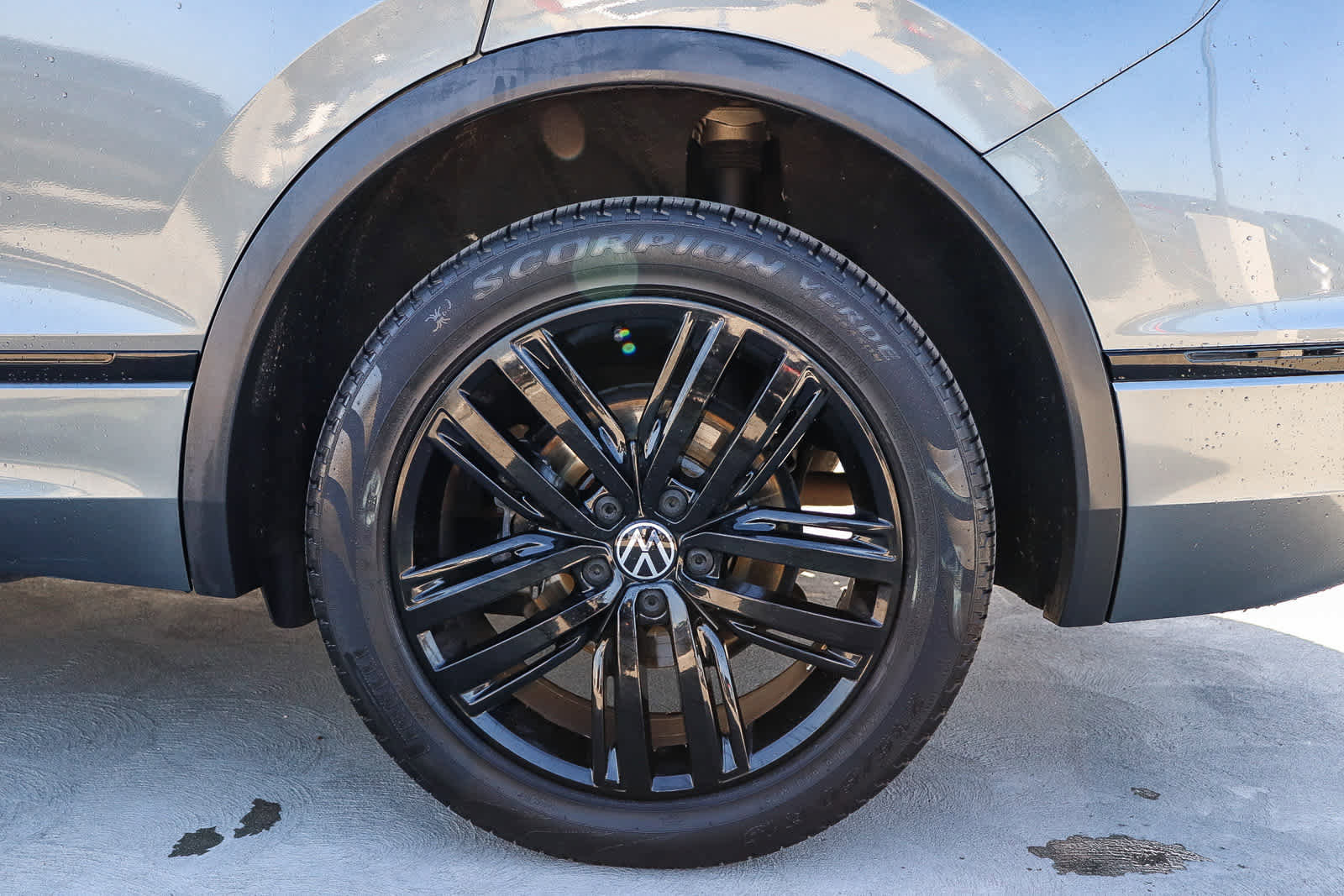 Used 2022 Volkswagen Tiguan SE R-Line image 10