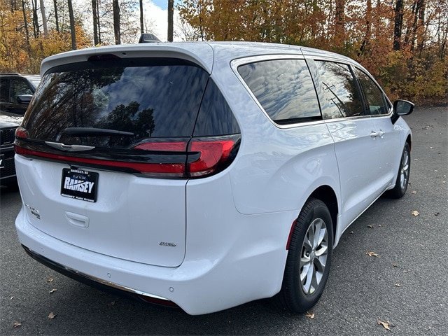 New 2026 Chrysler Pacifica Select AWD/4WD image 8