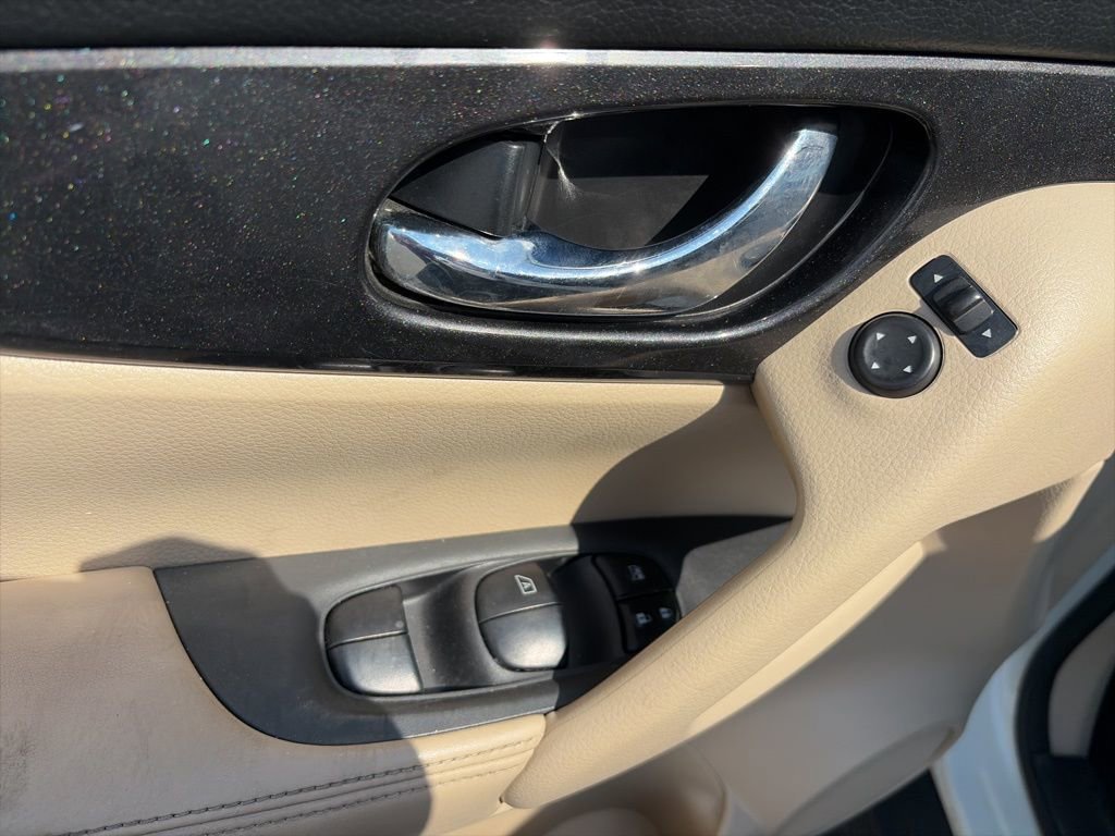 Used 2017 Nissan Rogue SV image 14