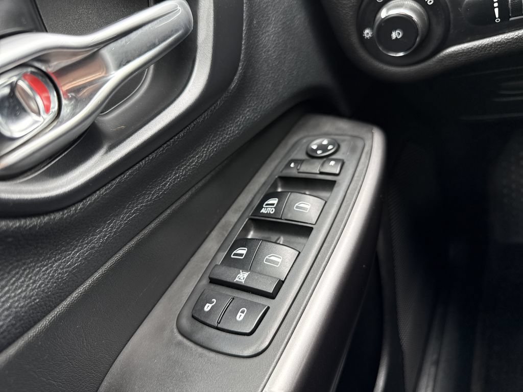Used 2019 Jeep Cherokee Latitude w/ Cold Weather Group AWD/4WD image 25
