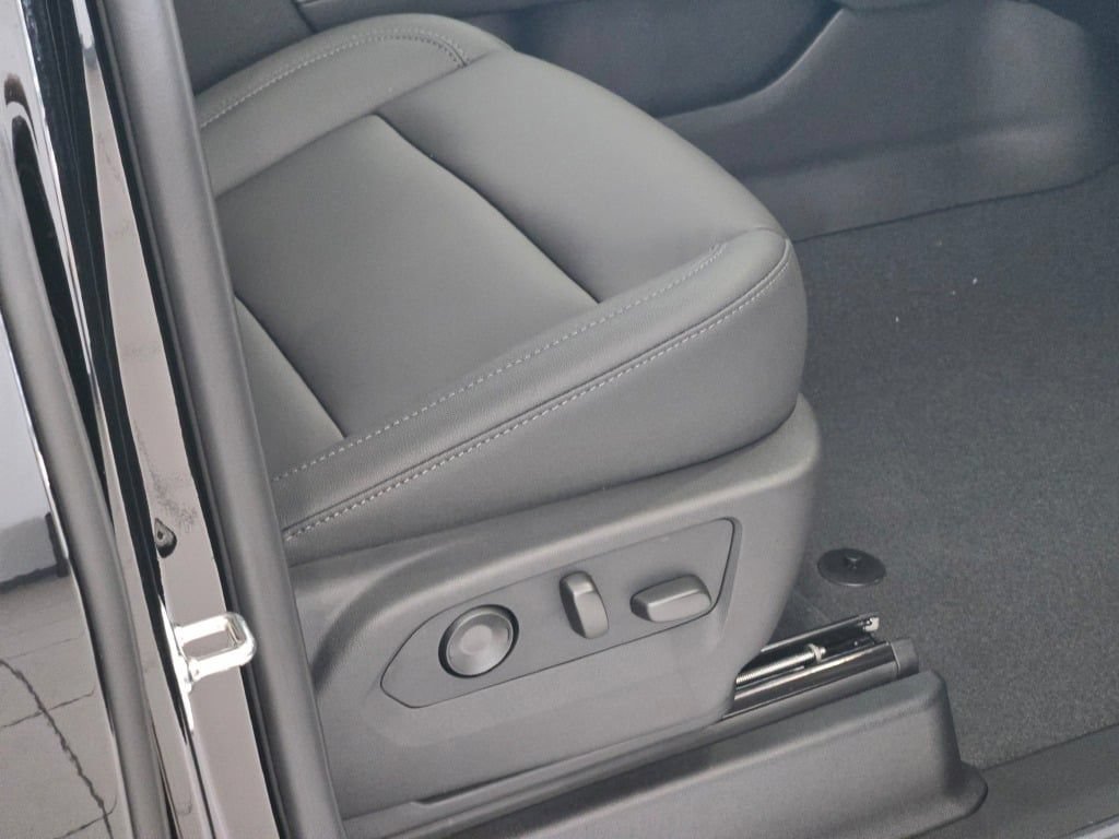 New 2026 Chevrolet Suburban LT w/ Comfort Package AWD/4WD image 7