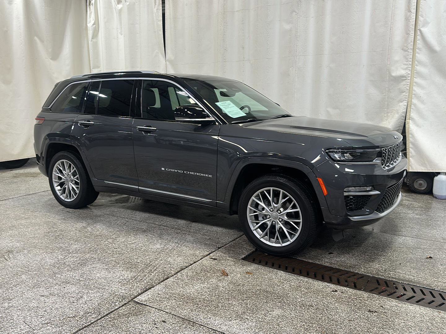 Used 2022 Jeep Grand Cherokee Summit w/ Luxury Tech Group V AWD/4WD image 8