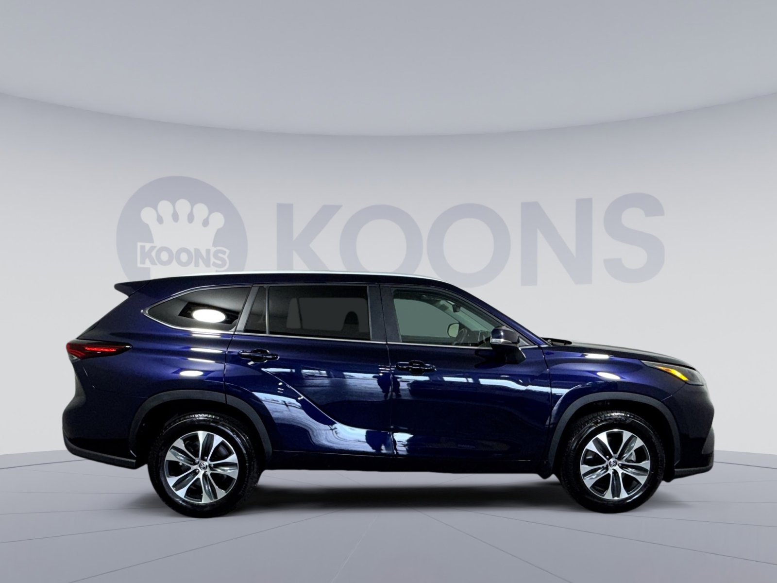 Used 2025 Toyota Highlander XLE FWD image 8