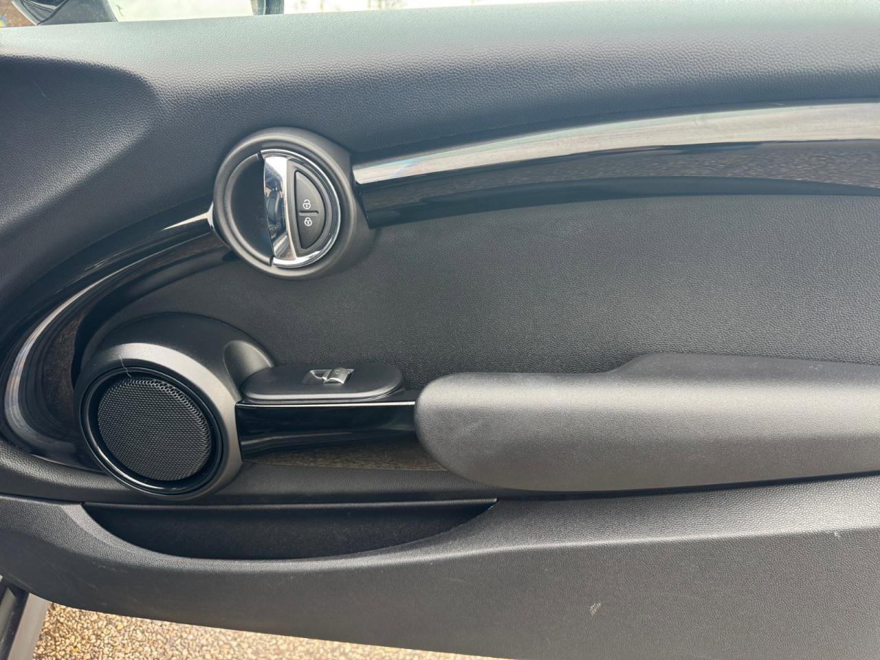 Used 2021 MINI Cooper 2-Door Hardtop w/ Storage Package image 23