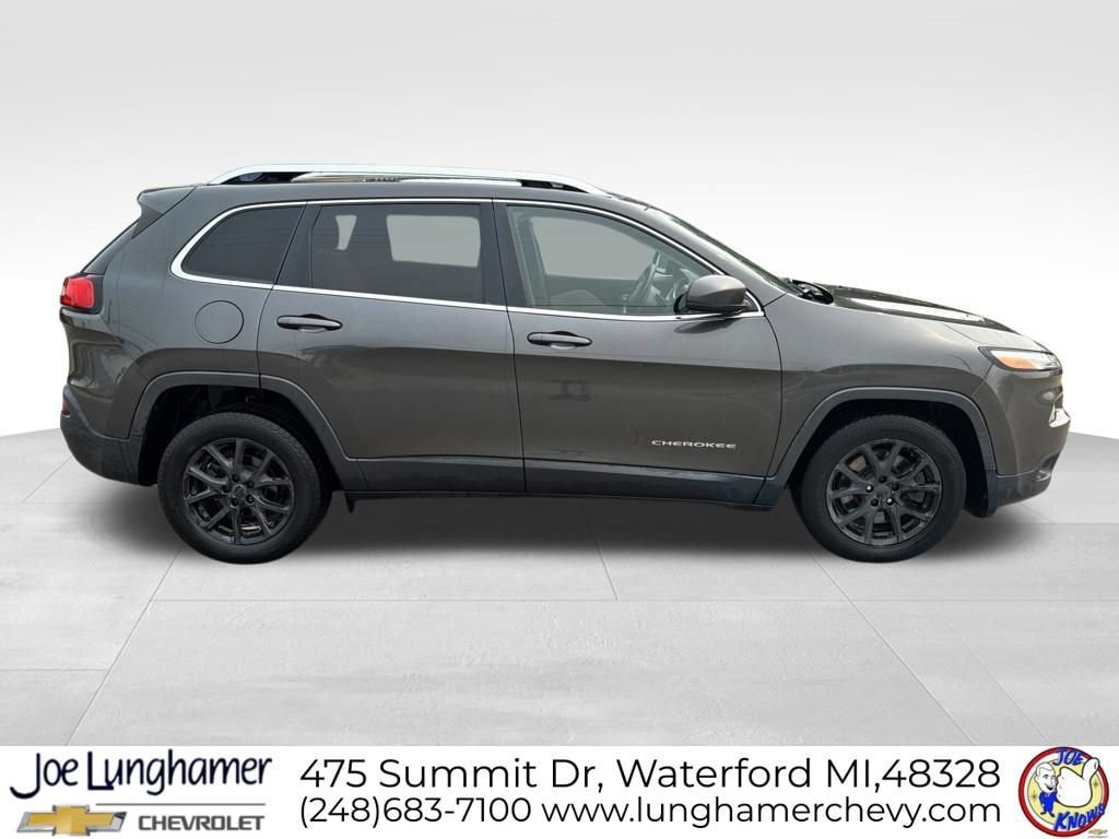 Used 2017 Jeep Cherokee Latitude w/ Safety/Convenience Group FWD image 2