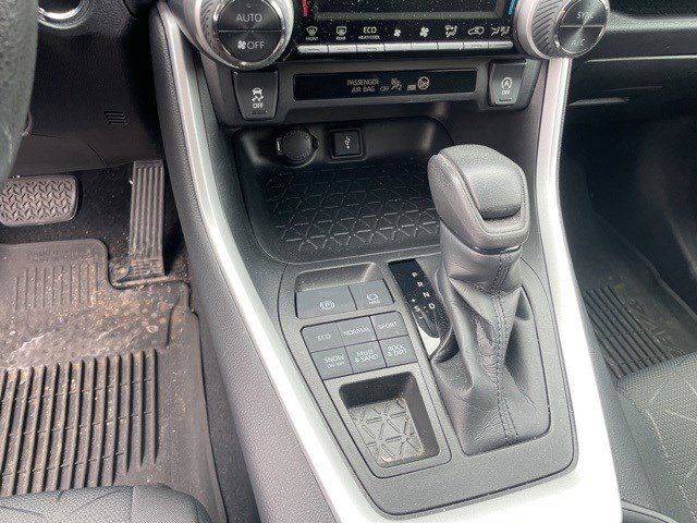 Used 2021 Toyota RAV4 XLE image 18