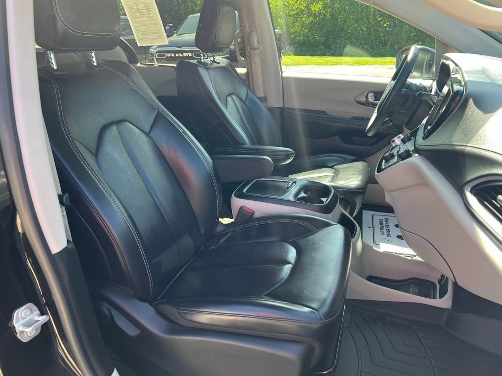 Used 2023 Chrysler Pacifica Touring-L FWD image 13
