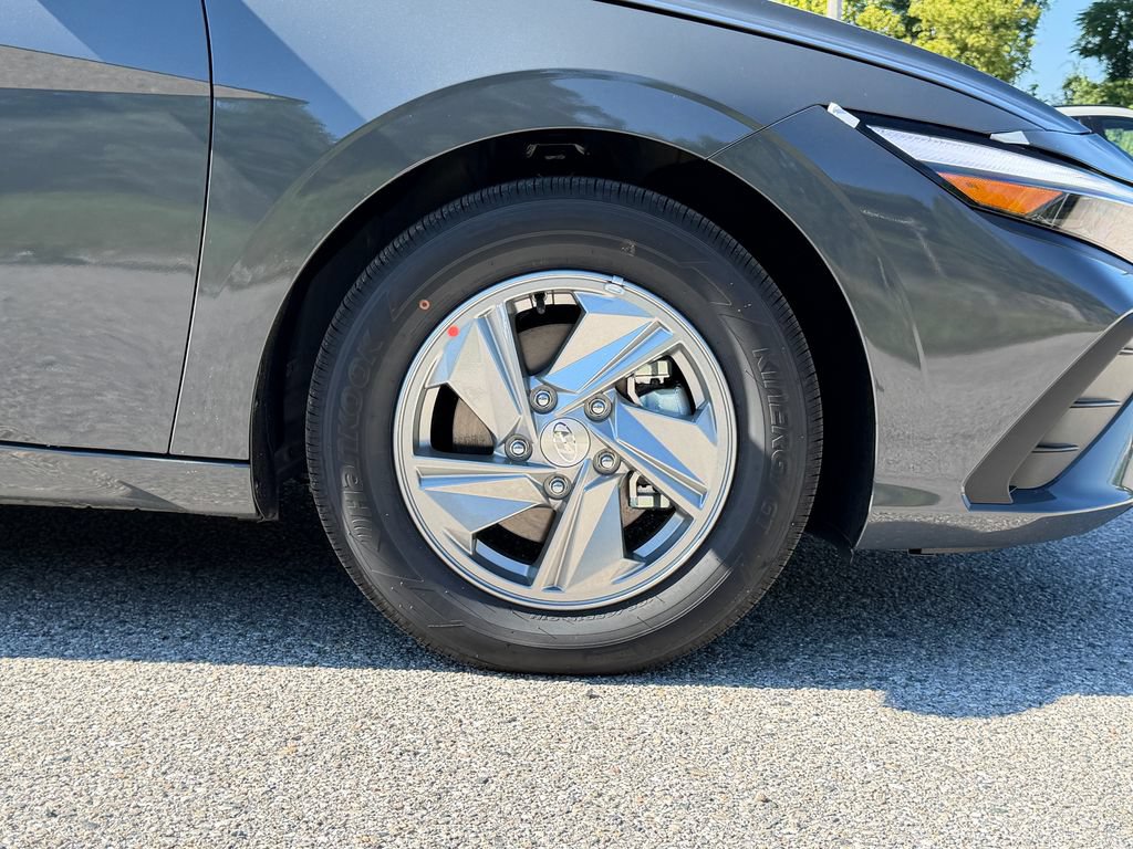 New 2026 Hyundai Elantra SE FWD image 4