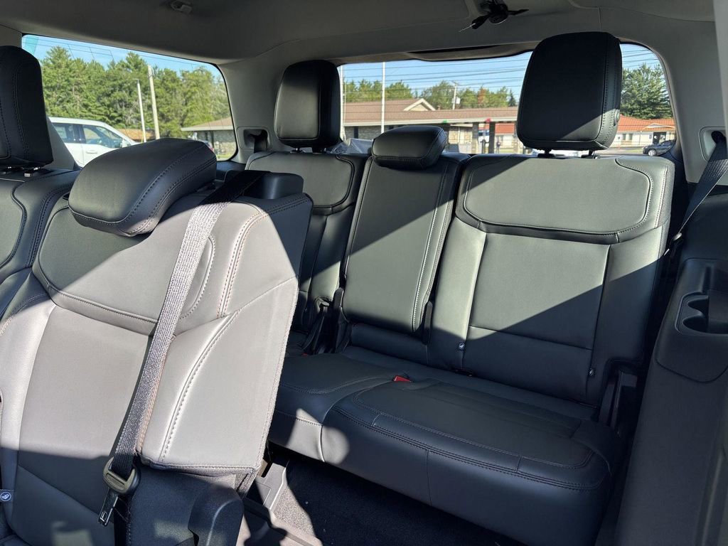 New 2025 Ford Expedition Active image 16