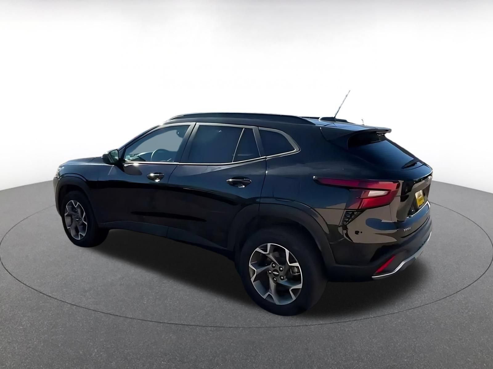 Used 2025 Chevrolet Trax LT FWD image 9