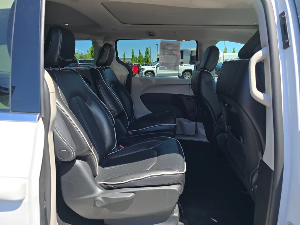 Used 2023 Chrysler Pacifica Limited FWD image 52