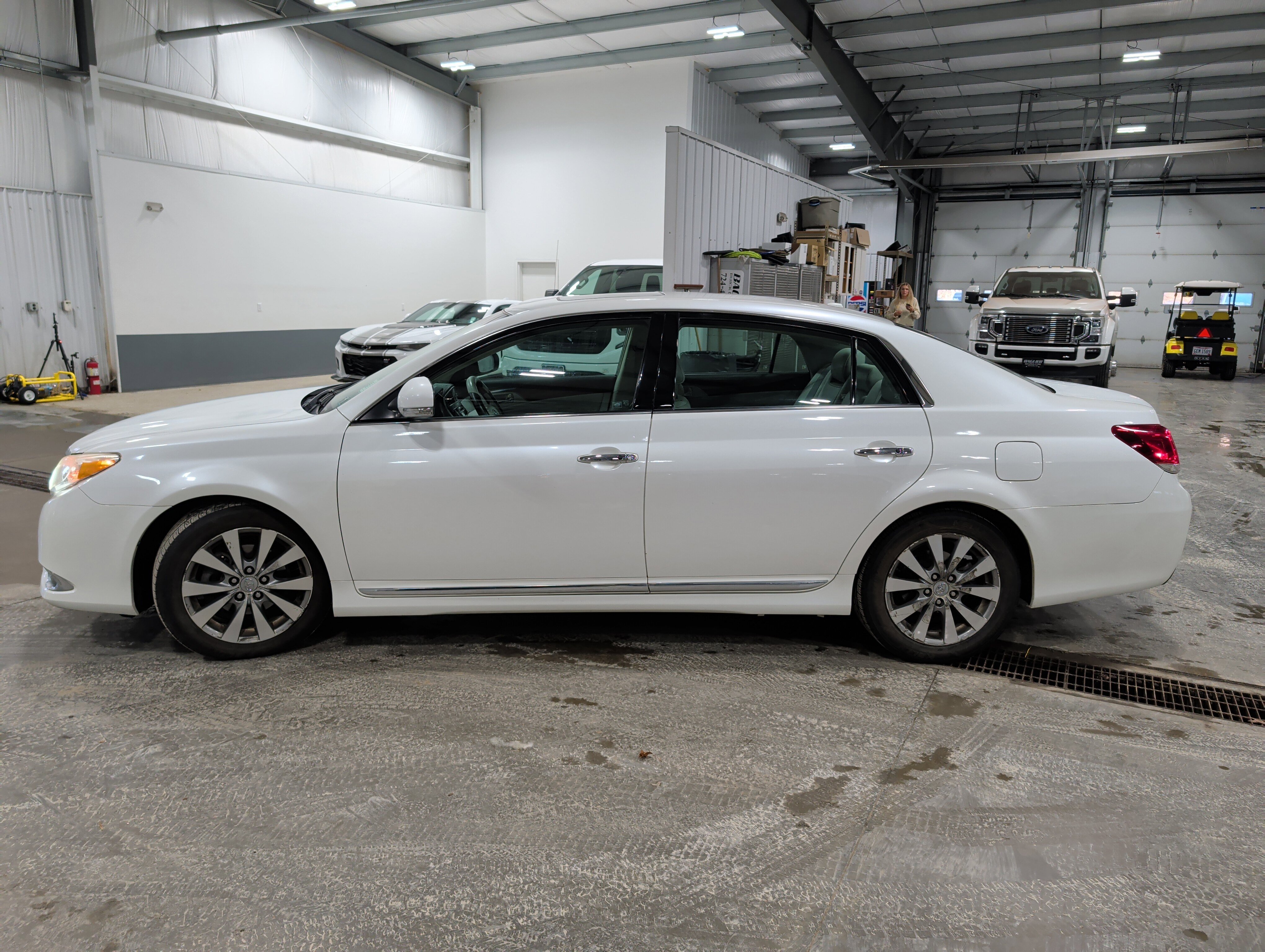 Used 2011 Toyota Avalon Limited image 5