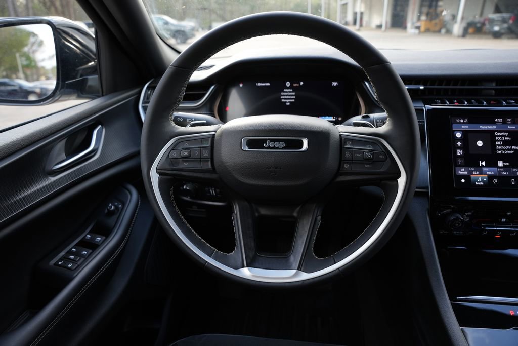 Used 2023 Jeep Grand Cherokee L Laredo image 7