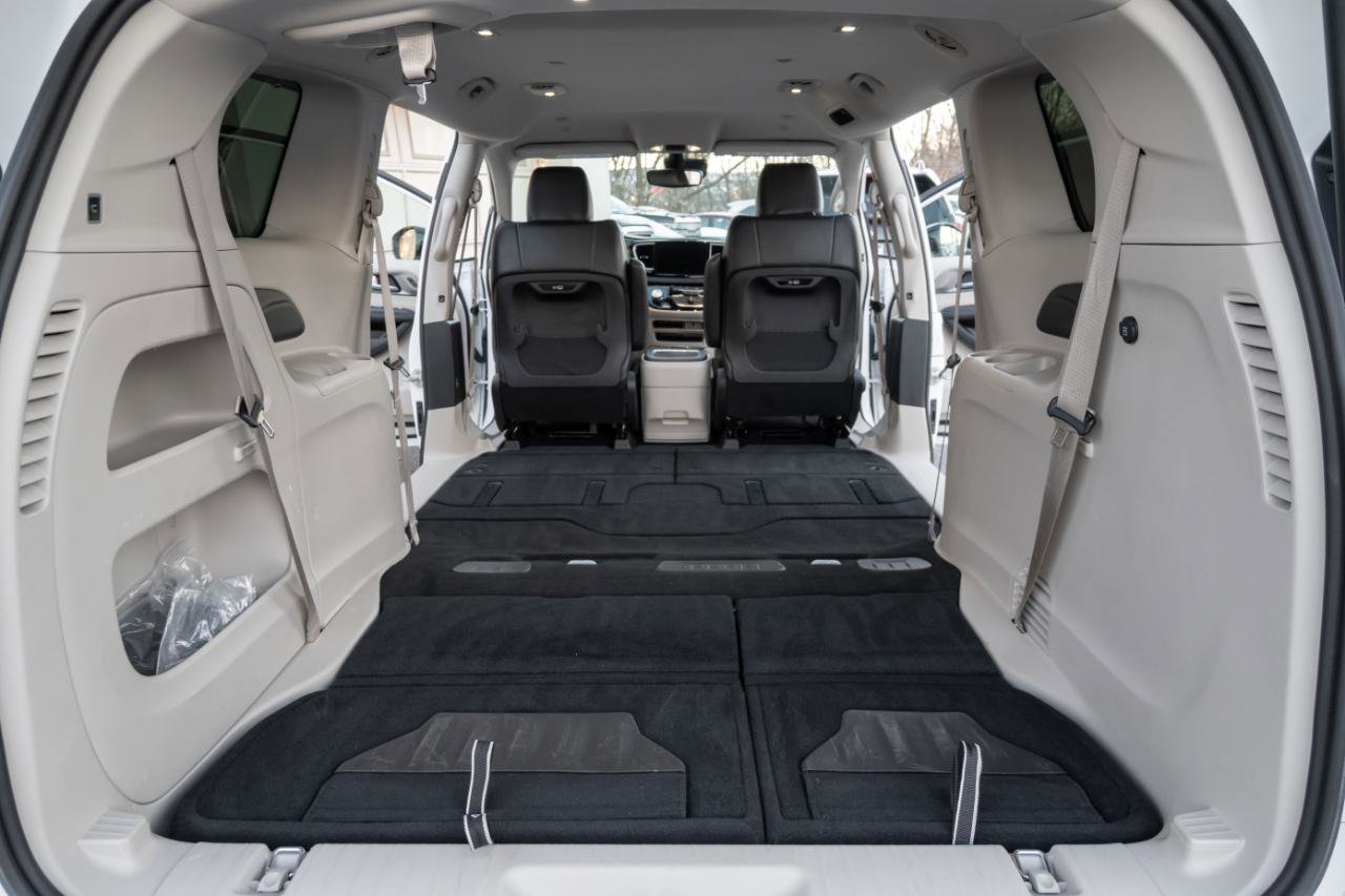 Used 2024 Chrysler Pacifica Touring-L image 23