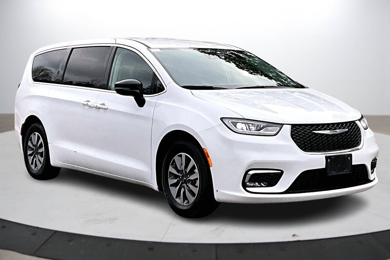 Certified 2024 Chrysler Pacifica Select image 2