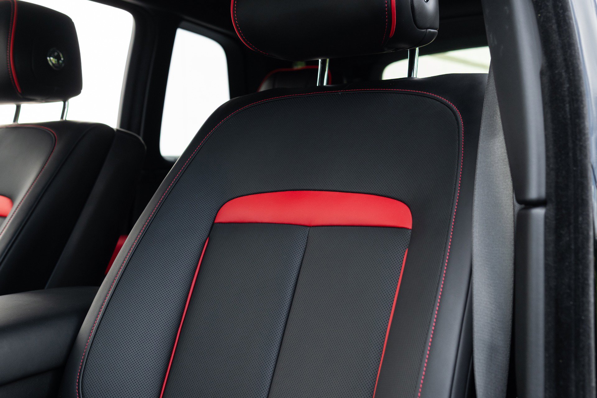 Used 2022 Rolls-Royce Cullinan Black Badge w/ Dark Exterior Package AWD/4WD image 40