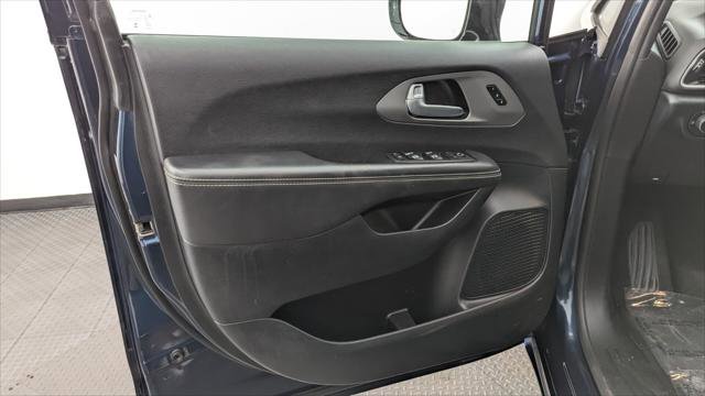 Used 2025 Chrysler Pacifica Select FWD image 13