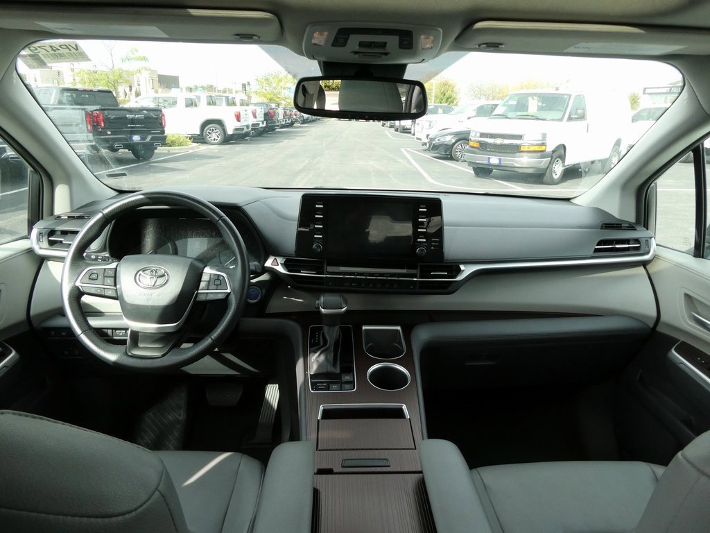 Used 2023 Toyota Sienna XLE image 33
