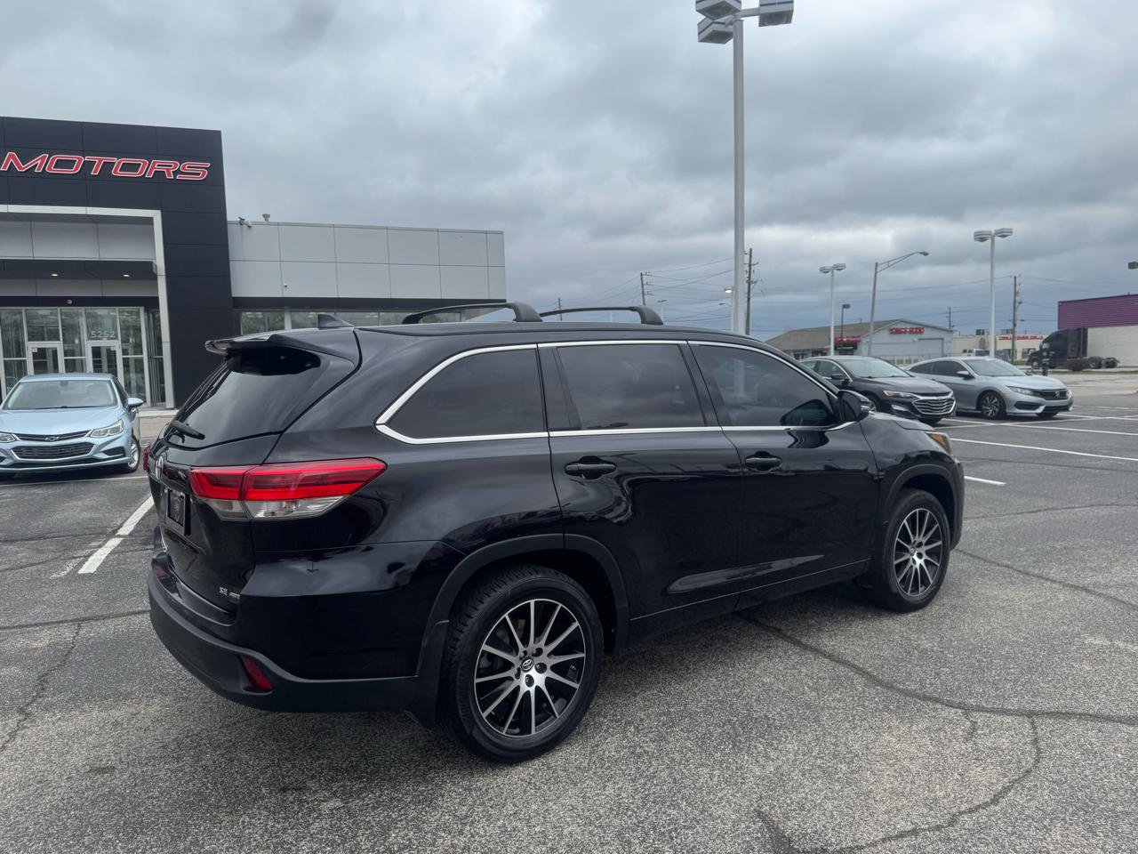 Used 2017 Toyota Highlander SE AWD/4WD image 4