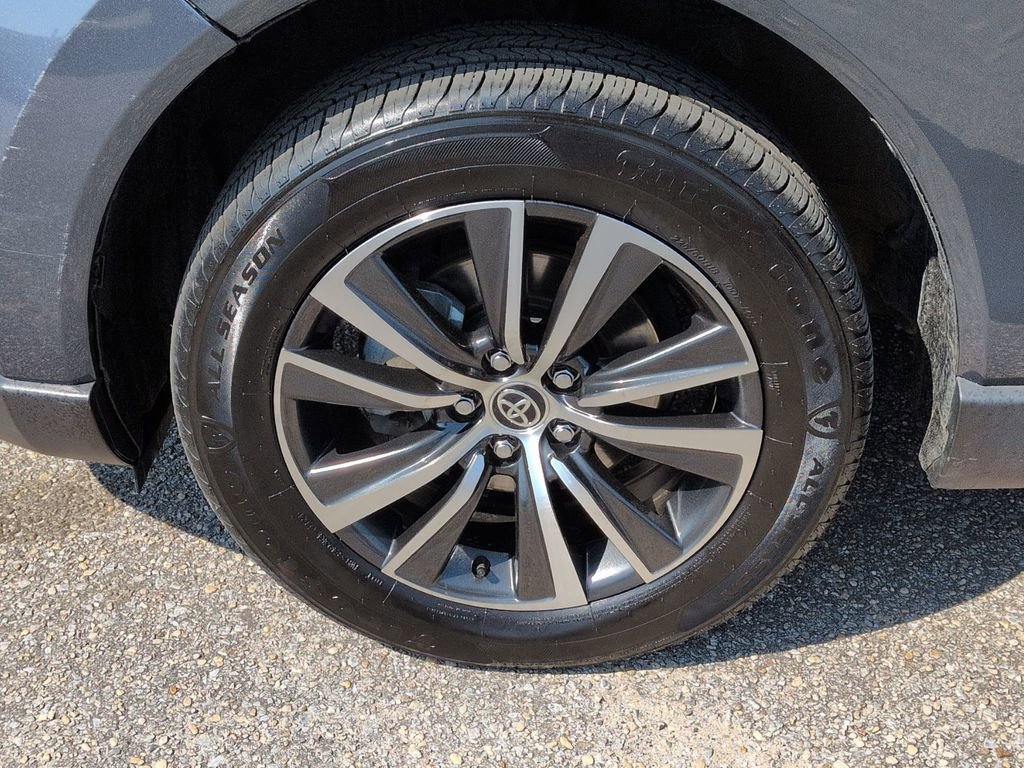 Used 2024 Toyota Venza LE AWD/4WD image 11