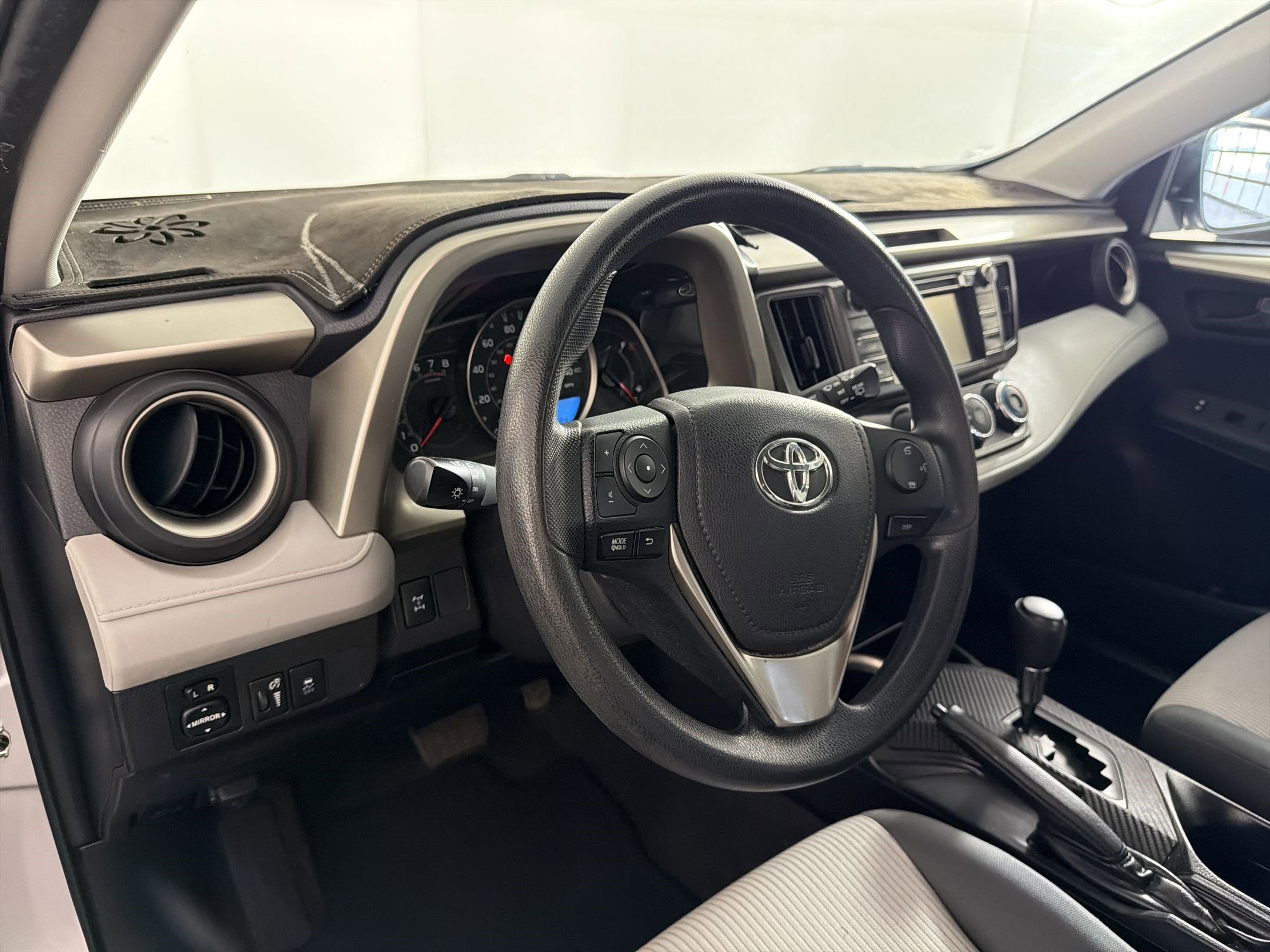 Used 2015 Toyota RAV4 LE image 4