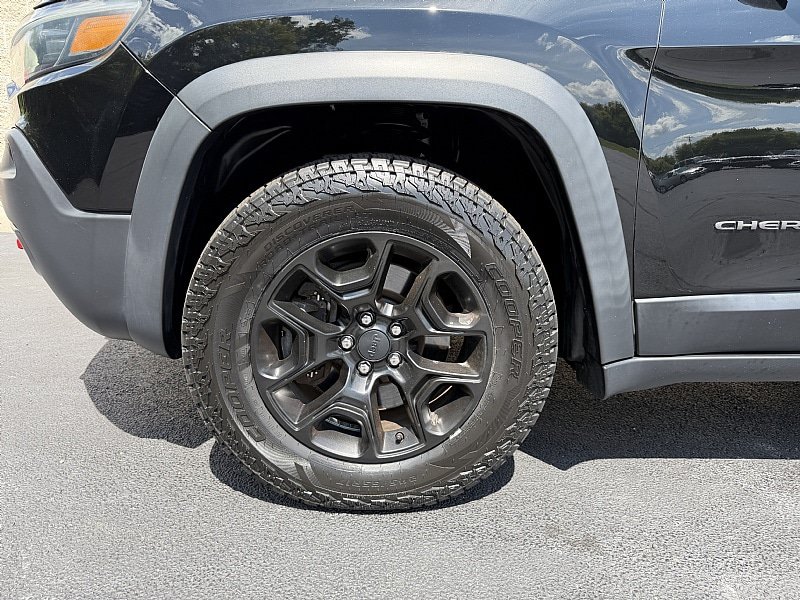 Used 2019 Jeep Cherokee Trailhawk w/ Cold Weather Group AWD/4WD image 9