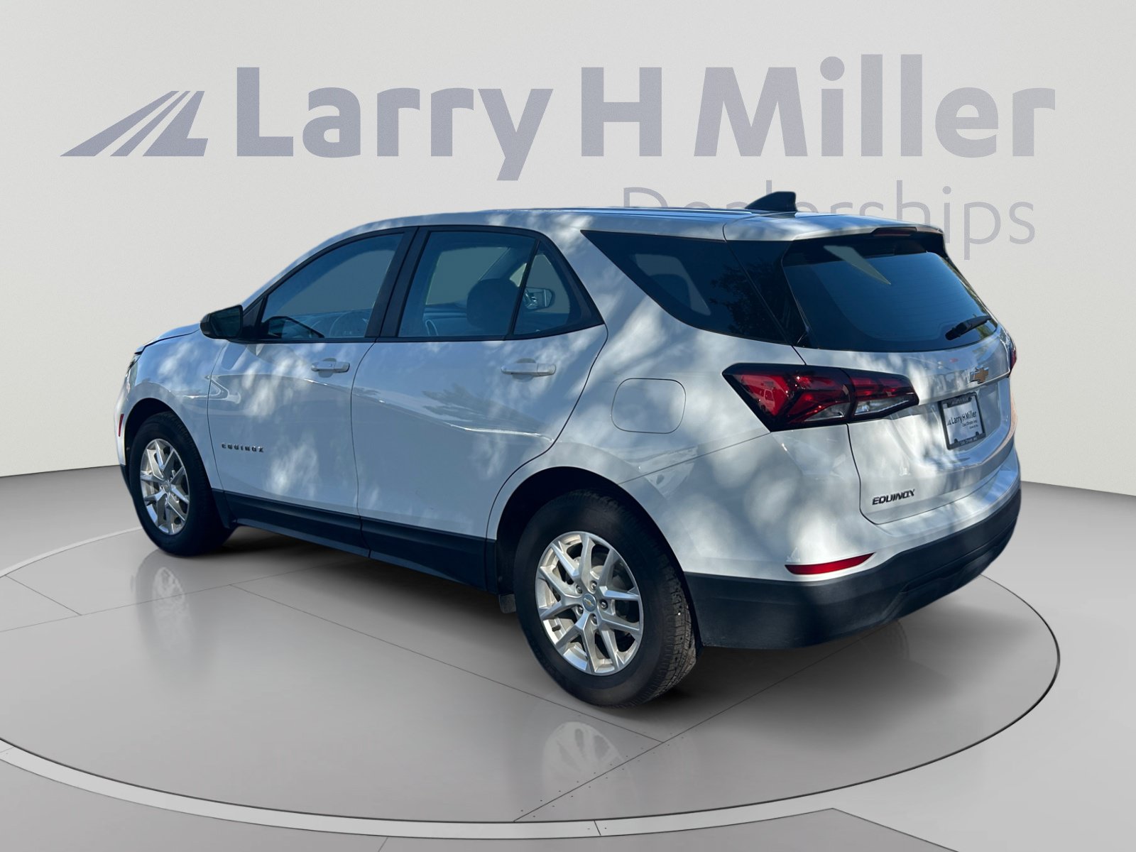 Used 2022 Chevrolet Equinox LS w/ LPO, Floor Liner Package FWD image 3