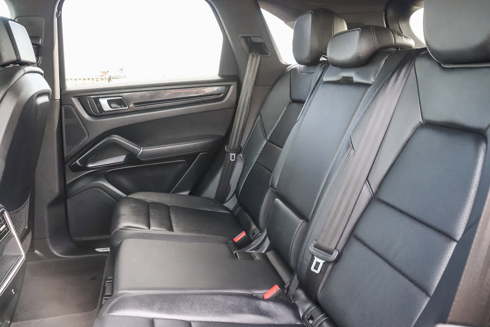 Used 2021 Porsche Cayenne w/ Driver Memory Package image 16