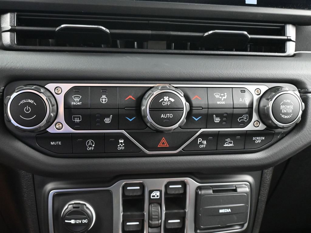 Used 2025 Jeep Wrangler Unlimited Sahara AWD/4WD image 21
