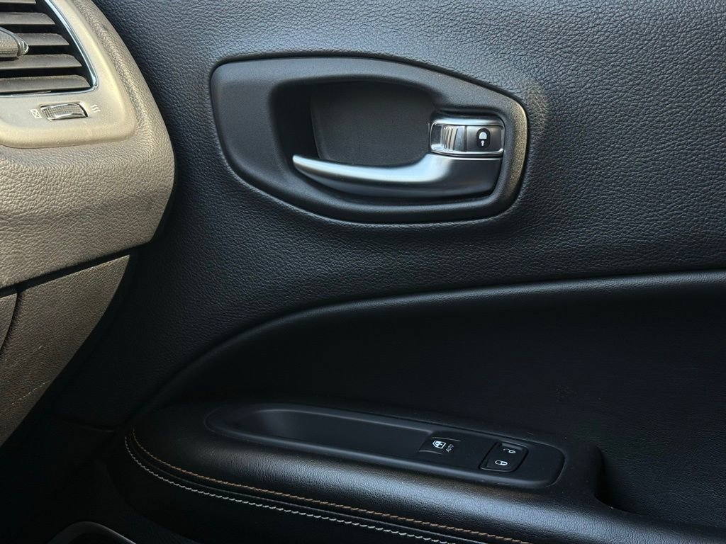 Used 2018 Jeep Compass Latitude w/ Cold Weather Group image 32