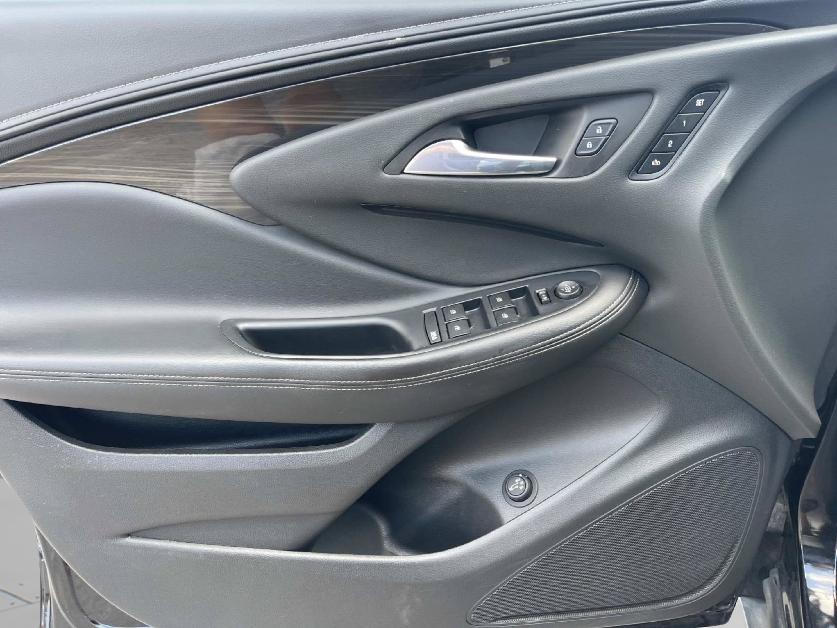 Used 2020 Buick Envision Essence FWD image 25