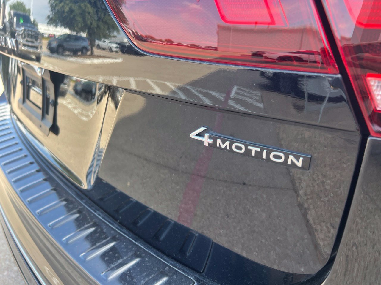Used 2024 Volkswagen Tiguan SEL R-Line AWD/4WD image 9