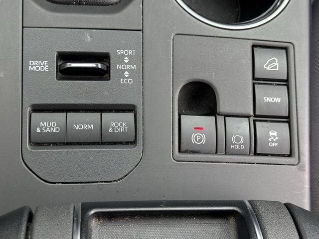 Used 2024 Toyota Highlander LE AWD/4WD image 21