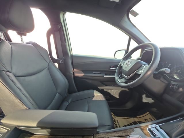 Used 2025 Toyota Sienna Limited image 16