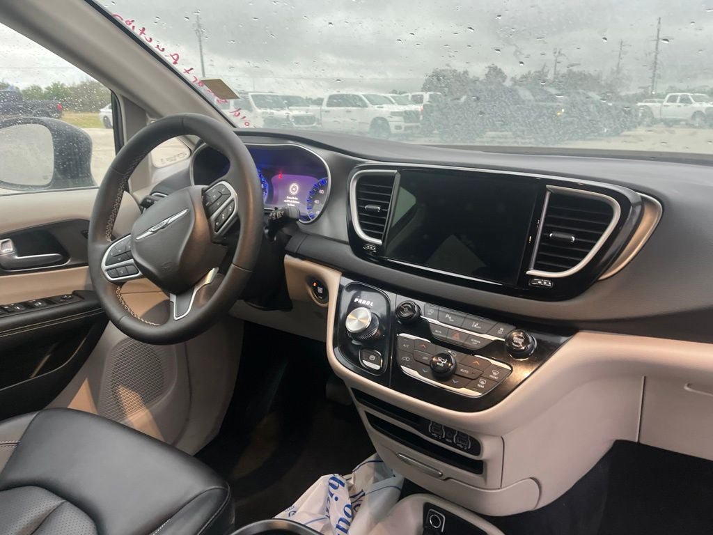 Used 2024 Chrysler Pacifica Touring-L FWD image 10