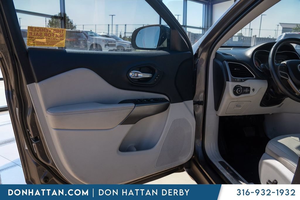 Used 2019 Jeep Cherokee Limited w/ Luxury Group FWD image 13