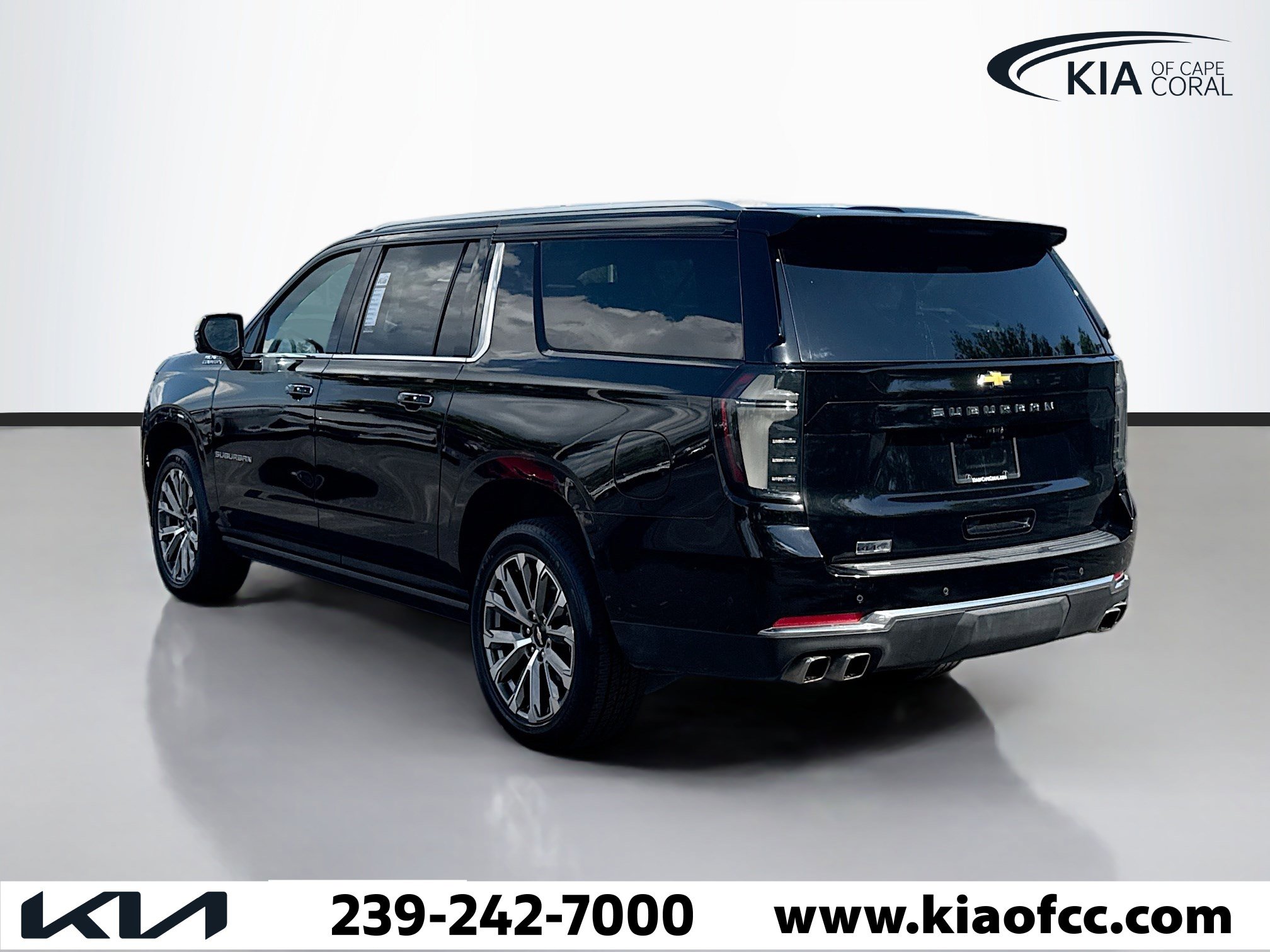 Used 2025 Chevrolet Suburban High Country image 3