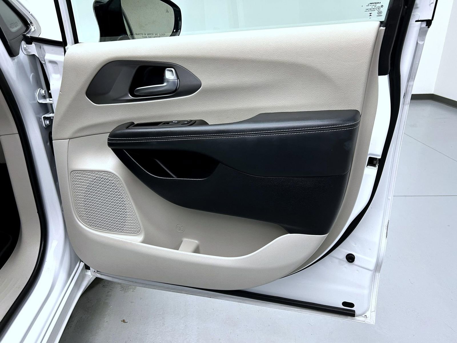 Used 2024 Chrysler Pacifica Touring-L image 16