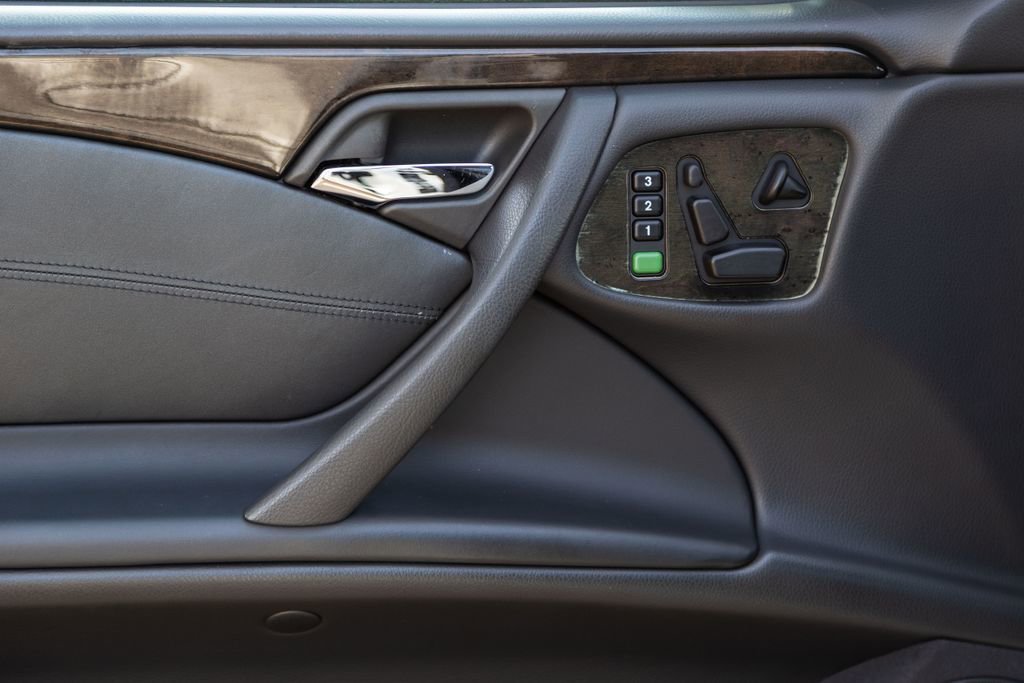 Used 2000 Mercedes-Benz E 55 AMG Sedan image 28