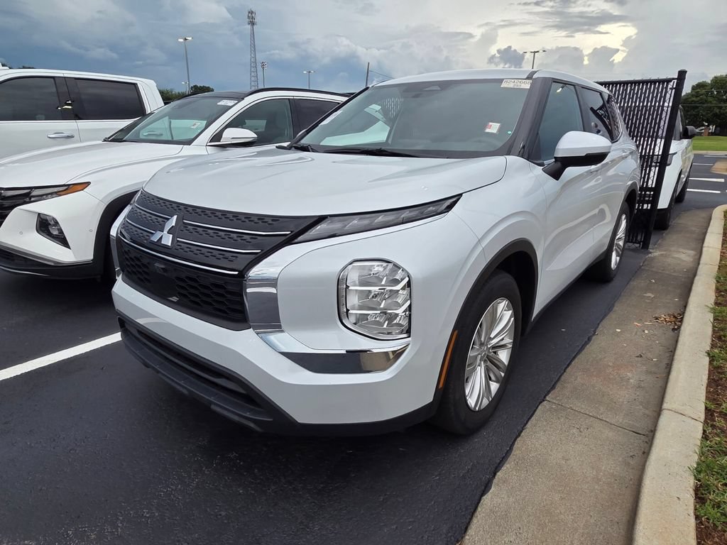 Used 2024 Mitsubishi Outlander ES FWD image 2