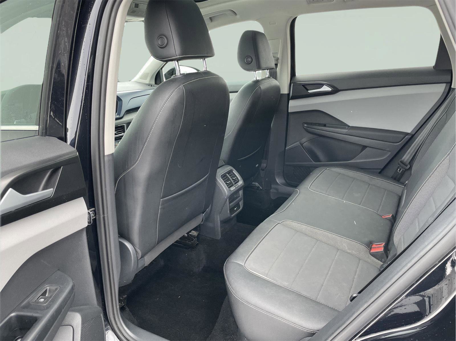 Used 2022 Volkswagen Taos SE w/ Panoramic Sunroof Package image 14