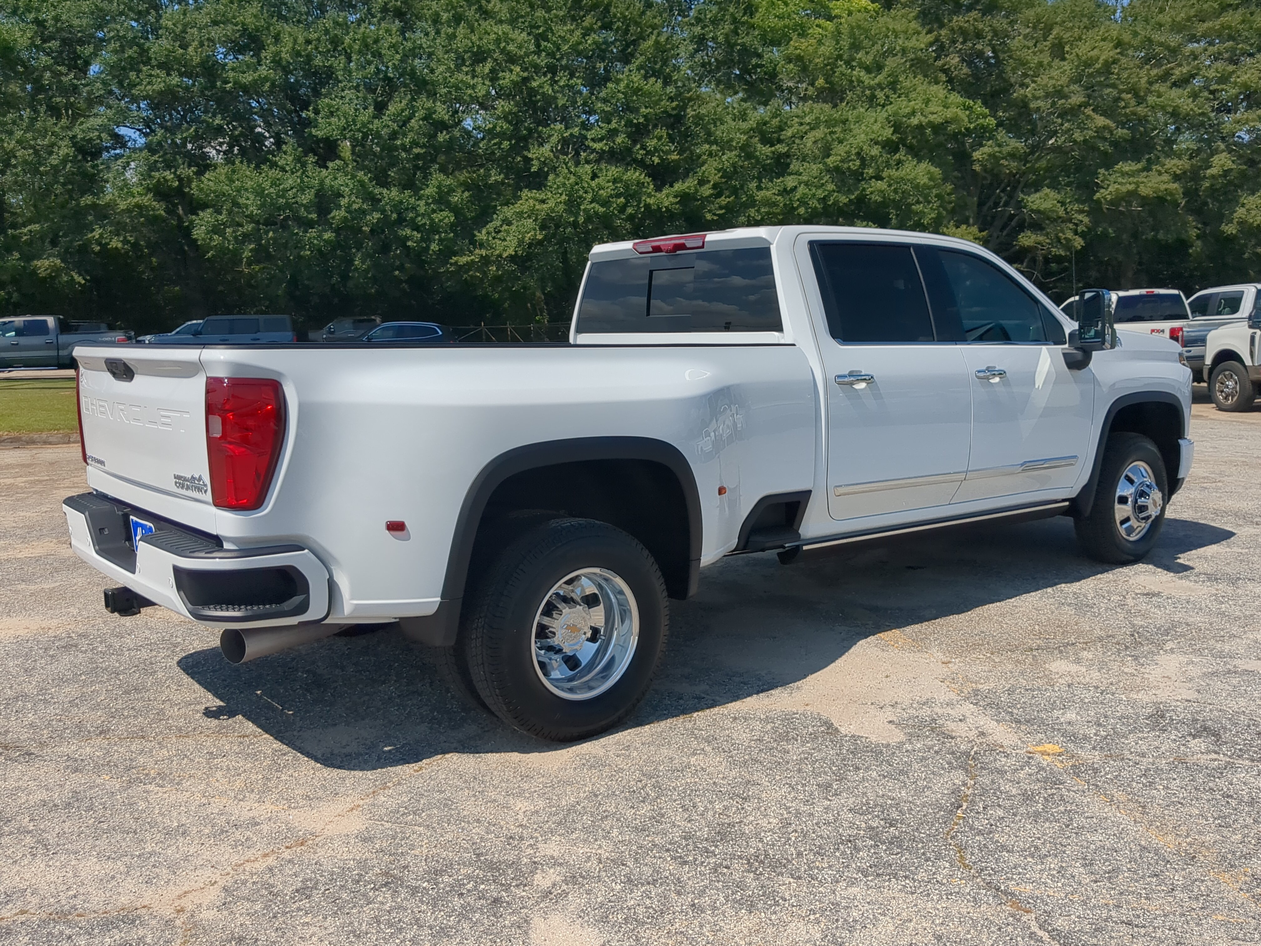 Used 2026 Chevrolet Silverado 3500 High Country w/ High Country Premium Package AWD/4WD image 3