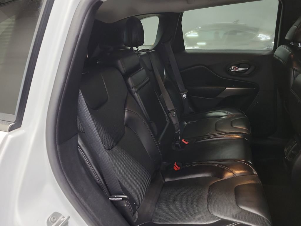 Used 2019 Jeep Cherokee Limited image 16