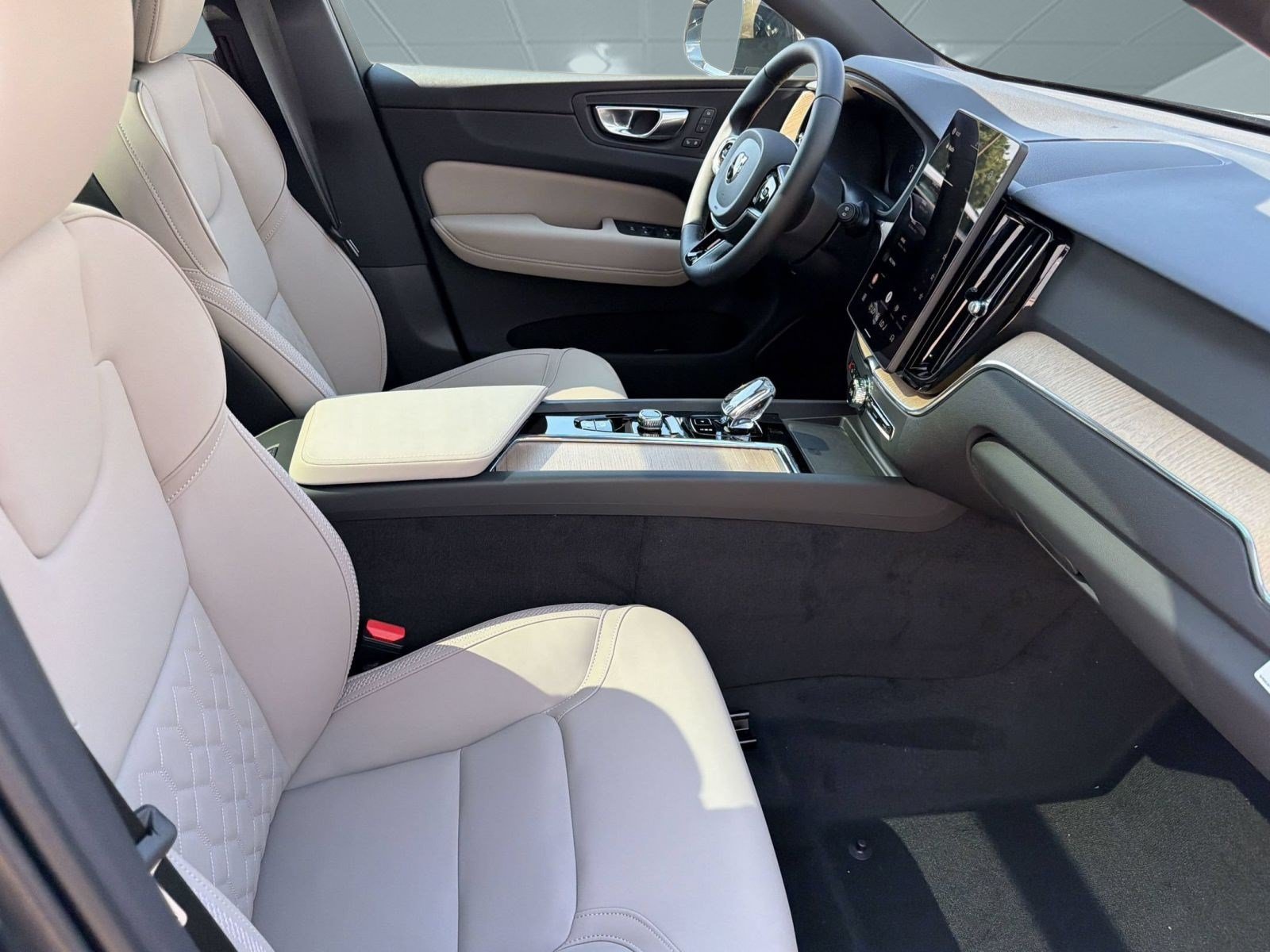 New 2026 Volvo XC60 B5 Plus w/ Protection Package Premier AWD/4WD image 24