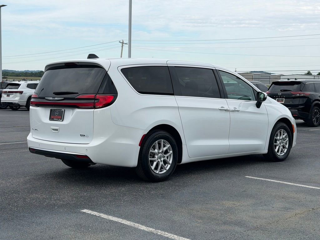Used 2023 Chrysler Pacifica Touring-L FWD image 5